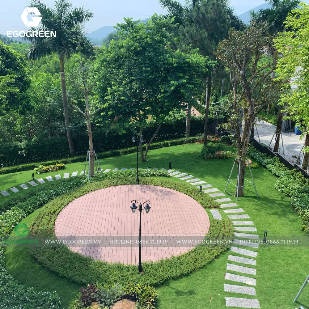 Cuối tuần, các thành viên gia đình và bạn bè cùng nhau hội họp mở tiệc BBQ ở sân gỗ giữa thảm cỏ xanh thì thật tuyệt vời! Khung cảnh này khiến mọi người trở nên gần nhau hơn.